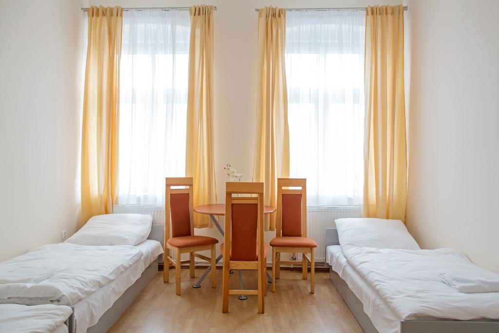 Lew Hostel Inowrocław Zimmer foto