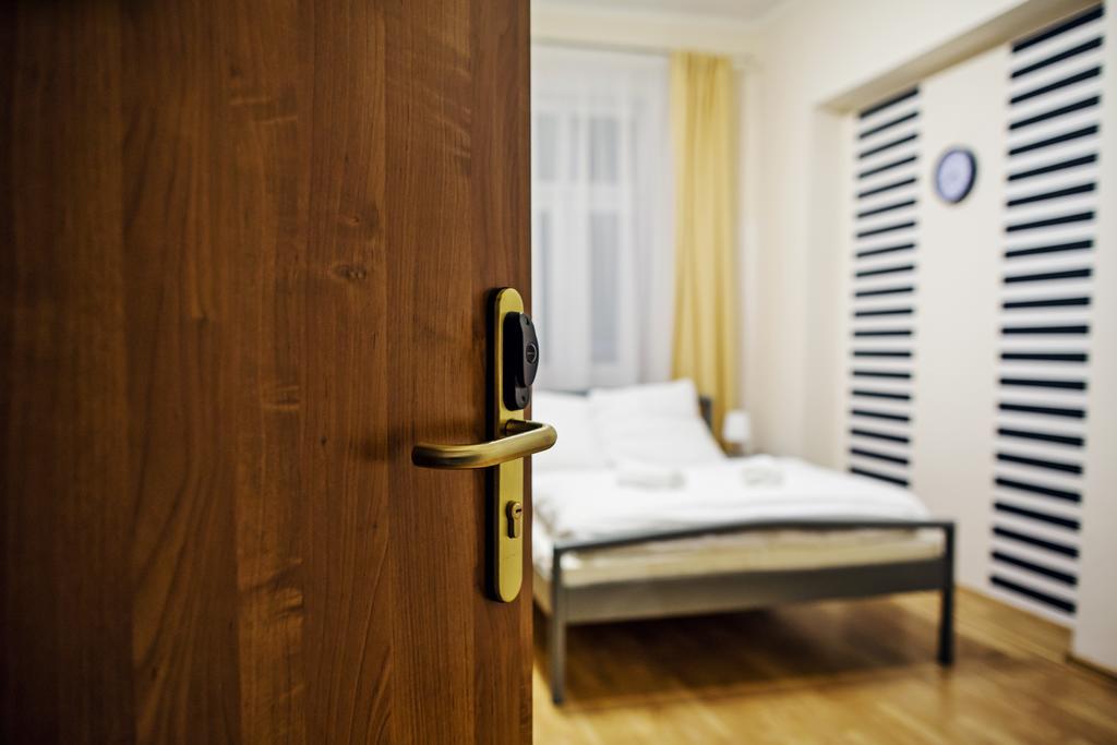 Lew Hostel Inowrocław Zimmer foto